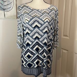 Geometric print blouse blue and white 3/4 sleeve